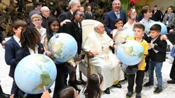 El Papa y los niños: Hay gente que hace la guerra, nosotros trabajamos por la paz - Portal Digital Cáritas Universidad Católica