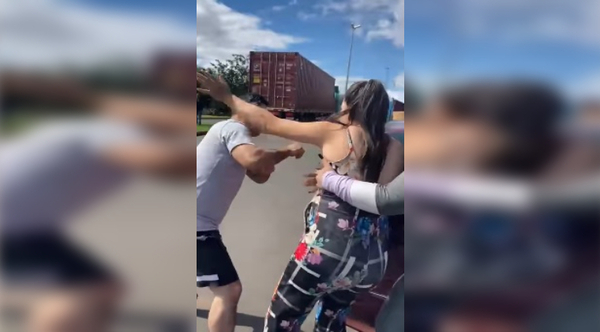 Diario HOY | Cobarde agresión: conductor golpeó y empujó a embarazada tras roce de vehículos