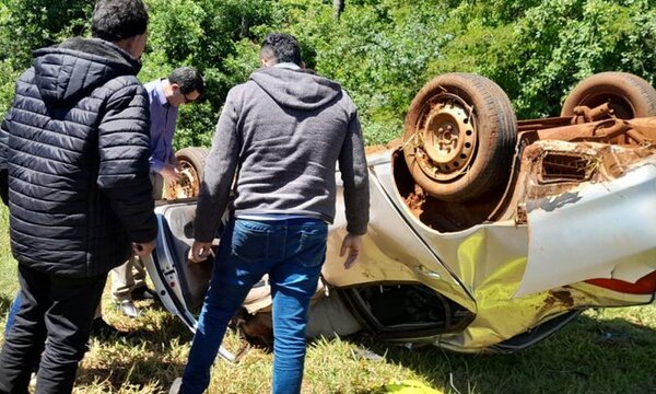 Conductor chocó a vaca y volcó: mueren el acompañante y el animal
