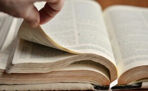 Procesan a hombre que agredió con una biblia a un bebé de 2 años