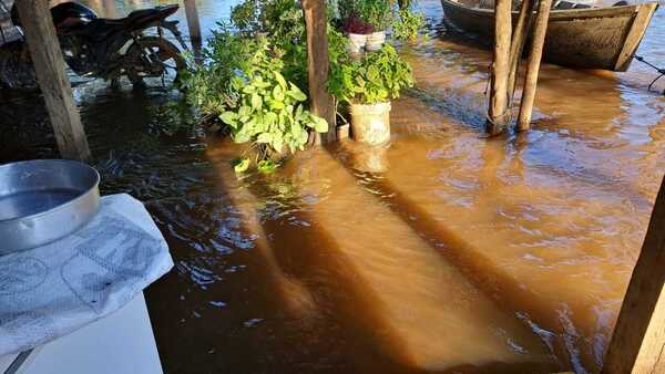 Evacuan a familias de María Antonia por desborde del río Tebicuary