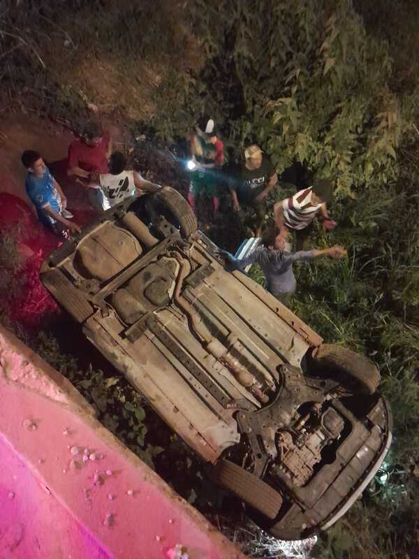 Urge solución del puente, que volvió a causar otro vuelco de automóvil