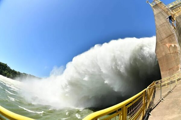 Más de 2700 personas visitaron Itaipú en 5 días para observar el vertido de agua - Economía - ABC Color