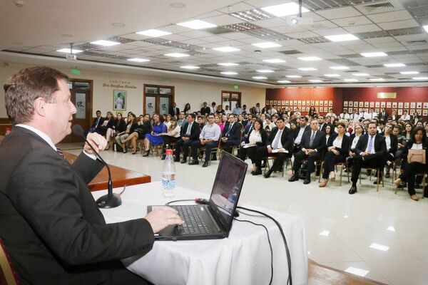 Ministro Martínez Simón disertó durante apertura del Diplomado en Derecho Laboral