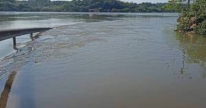 La Nación / Crecida inundó la ruta y arrastró una camioneta hasta el río