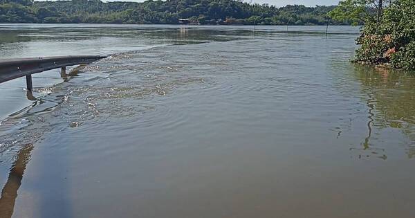 La Nación / Crecida inundó la ruta y arrastró una camioneta hasta el río