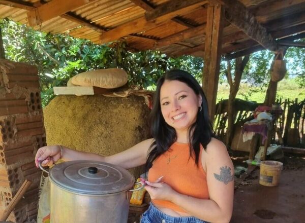 Ramonita Vera y su almuerzo rodeada de su familia en su pueblo