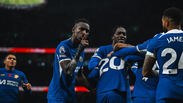Versus / Tottenham, con nueve, deja ante Chelsea el invicto y el liderato en la Premier League
