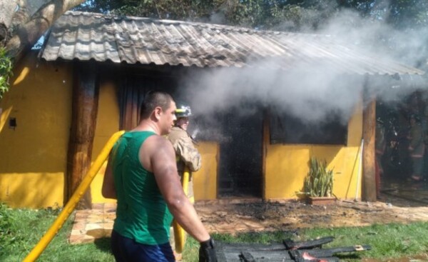 Se encerró en una habitación e incendió la casa de su expareja