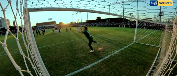 Versus / La monumental tapada de Martín Silva ante un tiro libre de "Pachi" Carrizo