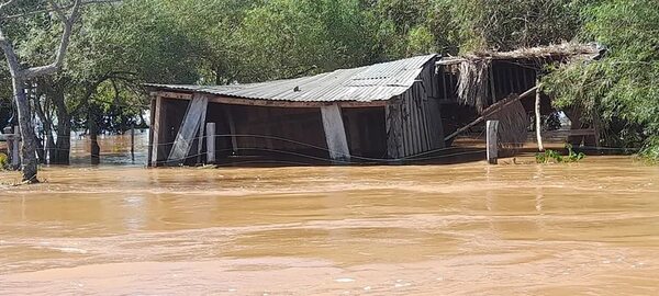 Riada derriba viviendas y destruyen cultivos de pescadores en isla de la zona de Ayolas - Nacionales - ABC Color