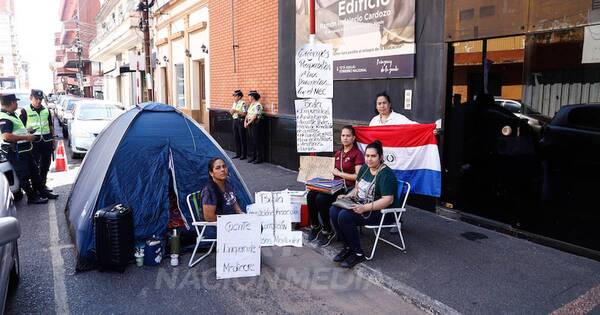 La Nación / Madres se encadenan y denuncian irregularidades