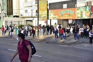 Pasajeros aglomerados en paradas evidencian reguladas de colectivos - Economía - ABC Color