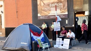 Madres encadenadas exigen al MEC que responda a denuncias de irregularidades