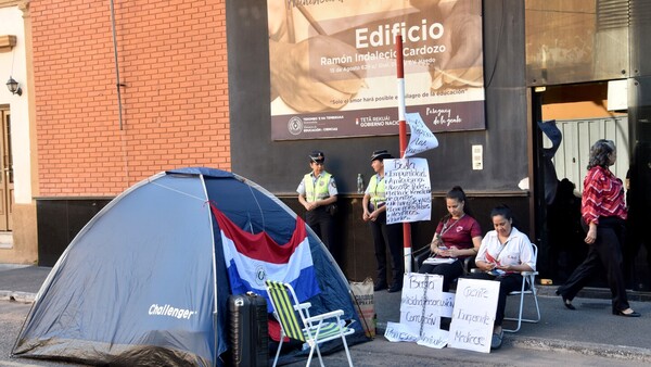 Madres encadenadas exigen al MEC que responda a denuncias de irregularidades