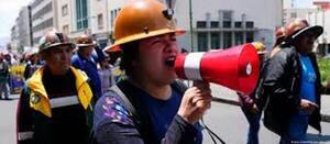 Policía dispersa nueva protesta minera en Bolivia