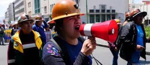 Policía dispersa nueva protesta minera en Bolivia