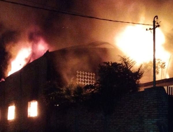 Diario HOY | Incendio consumió depósito de textiles en Ñemby
