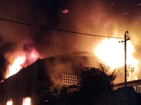 Se incendió un depósito de ropas en Ñemby, bombero fue golpeado mientras combatía - La Tribuna