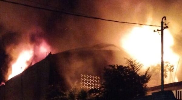 Al depósito de la distribuidora arribó de inmediato el gerente, quien acompañó el trabajo de los bomberos de principio a fin, hasta que las llamas fueron extinguidas.