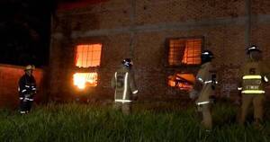 La Nación / Devastador incendio destruyó por completo un depósito de textiles en Ñemby