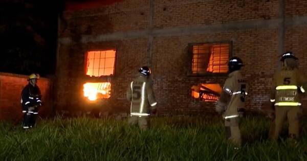 La Nación / Devastador incendio destruyó por completo un depósito de textiles en Ñemby
