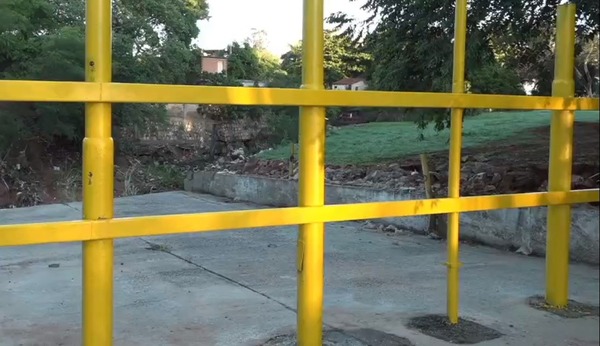Diario HOY | Vallado es provisorio, dice comuna lambareña: "Tal vez no es muy vistoso"