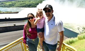 Más de 2.700 personas ya apreciaron el copioso vertimiento de agua por compuertas de Itaipú – Diario TNPRESS