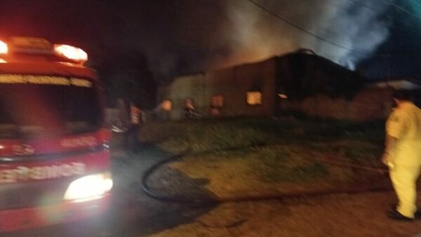 Incendio consumió depósito de textiles en Ñemby