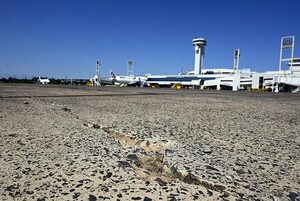 Dinac gastará casi G. 4.300 millones para arreglar desastrosa plataforma del aeropuerto  - Economía - ABC Color