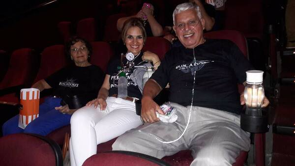 Hombre con problemas respiratorios fue a ver el estreno de Los Buscadores