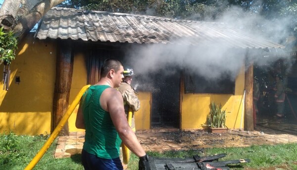 Diario HOY | Hombre discutió con su expareja, se encerró en la pieza y quemó la casa