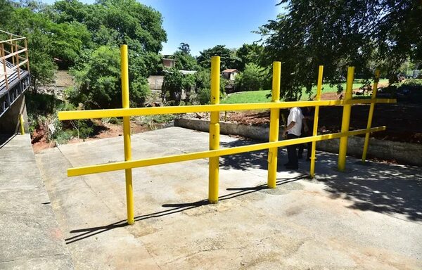 Lambaré: ciudadano “probó” con su camioneta resistencia de vallado instalado tras caso de militares - Policiales - ABC Color