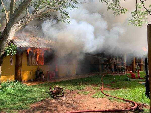 "Donde hubo fuego"... ¡Quemó la casa de su expareja y vecinos lo salvan de morir quemado!
