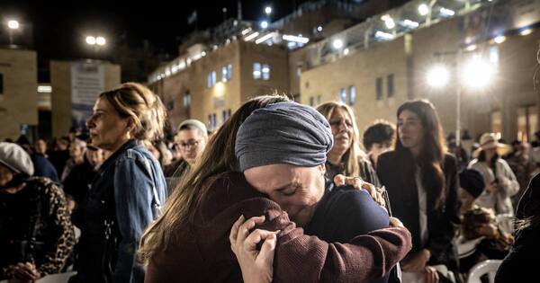 La Nación / Israel conmemora ataque del 7 de octubre en silencio y con lágrimas