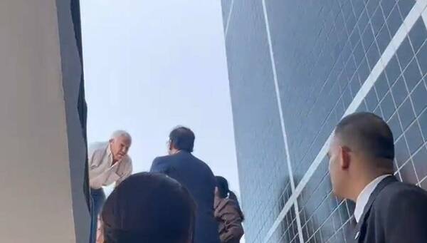 [VIDEO] "Beto" Ovelar rescató a hombre que amenazó con tirarse de lo alto del Senado