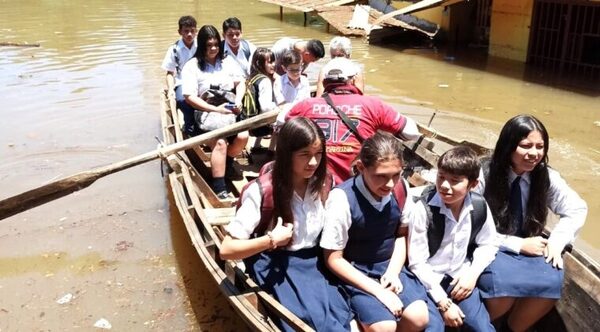 Ante inundación, alumnos deben movilizarse en canoa para ir a la escuela en CDE - Noticiero Paraguay
