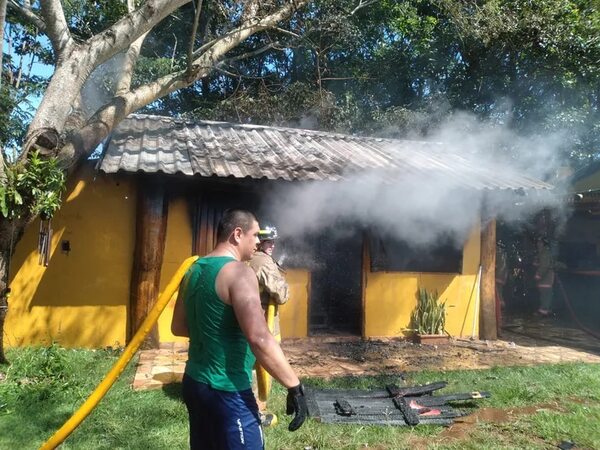 Discutió con su expareja, se encerró en una pieza y prendió fuego a la casa - ABC en el Este - ABC Color