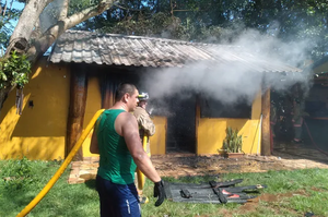 Discutió con su expareja, se encerró en una pieza y prendió fuego a la casa - Noticiero Paraguay