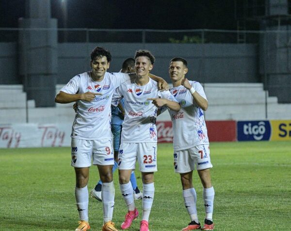Nacional golea a Resistencia y pelea por el cupo de la Libertadores