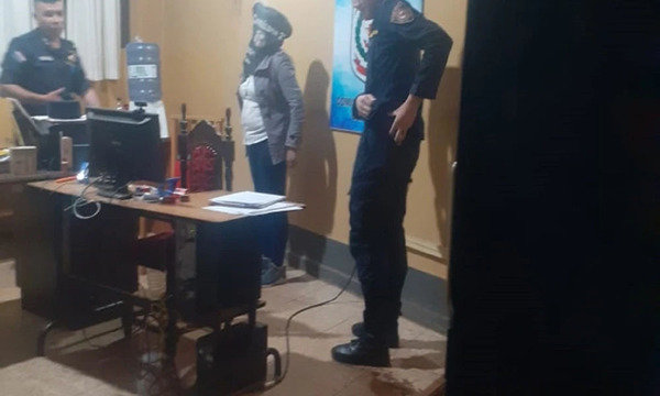 Policías la encapucharon y esposaron por error
