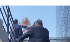 (VIDEO)Senador Silvio Ovelar salvó a un hombre que se quería tirar de lo más alto del Congreso