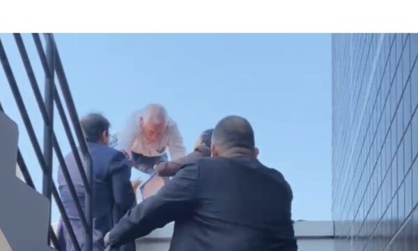 (VIDEO)Senador Silvio Ovelar salvó a un hombre que se quería tirar de lo más alto del Congreso