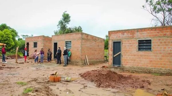 Entregan tres viviendas a familias carenciadas de San Roque González - Nacionales - ABC Color