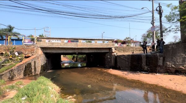 Diario HOY | MOPC evaluó situación del puente sobre arroyo Lambaré