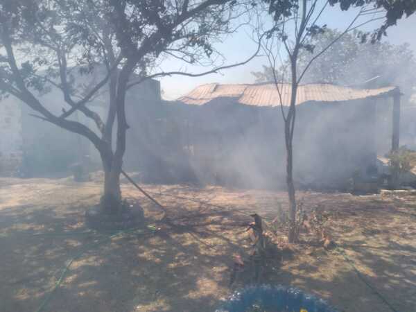 Fuego consume una precaria vivienda en Aquino-cue