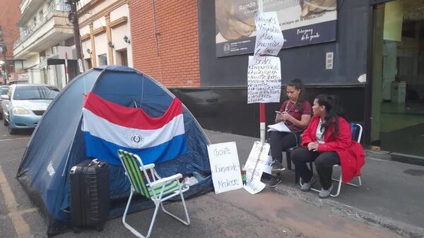MEC prometió no apañar irregularidades y madres levantaron encadenamiento - Nacionales - ABC Color
