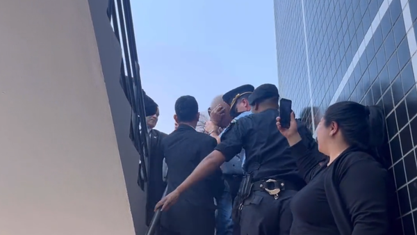 Beto Ovelar sostiene a hombre que amenazó con lanzarse del Congreso