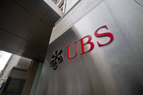 UBS pierde 785 millones de d贸lares en tercer trimestre tras integrarse con Credit Suisse - Revista PLUS