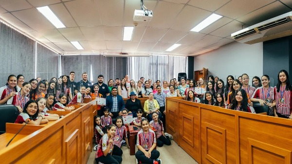 Entregan reconocimiento a atletas destacadas - San Lorenzo Hoy